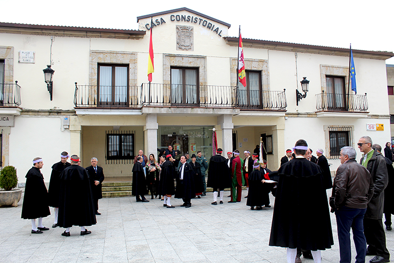 Danzantes y ediles en la plaza