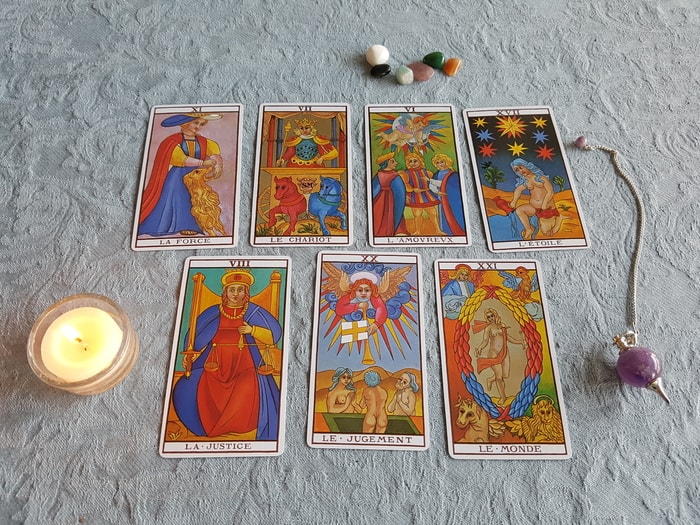 Paloma Lafuente y la lectura de cartas del tarot