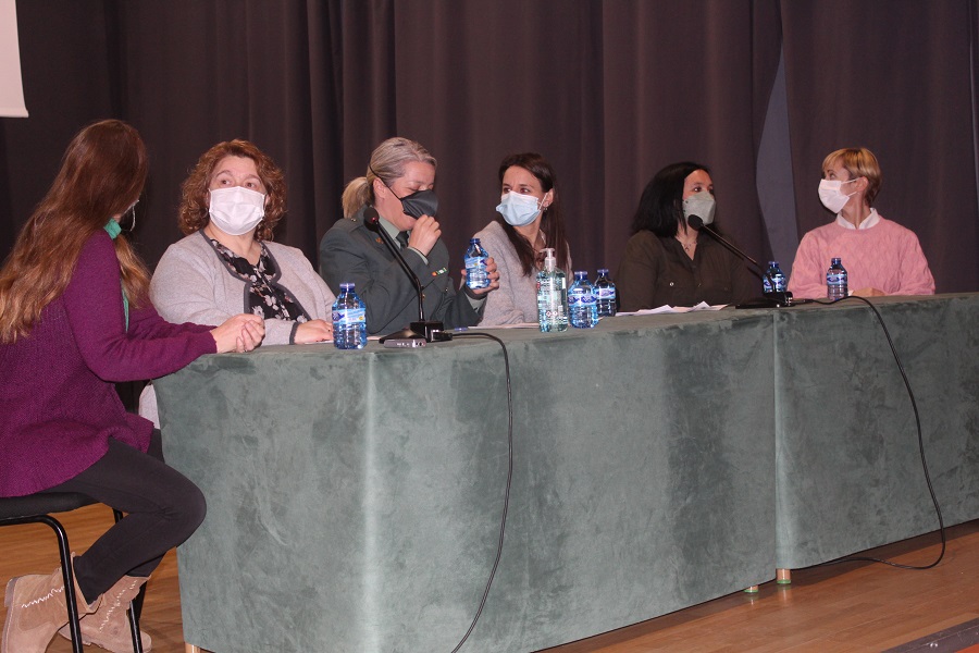 MESA REDONDA MUJER Y GUARDIA CIVIL (8)