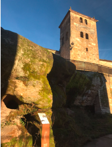 Impronta de árbol fósil al pie de la iglesia de Regumiel de la Sierra.