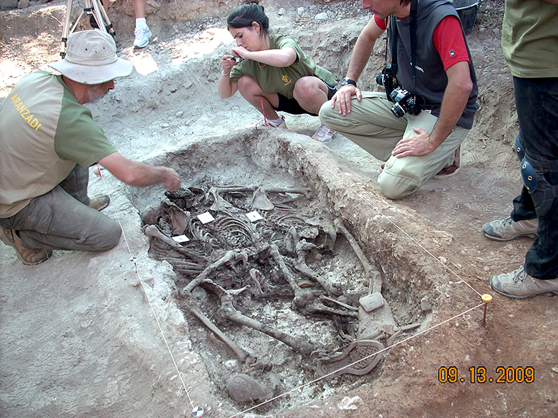El profesor Francisco Etxeberria Gabilondo explicando los detalles de la fosa.