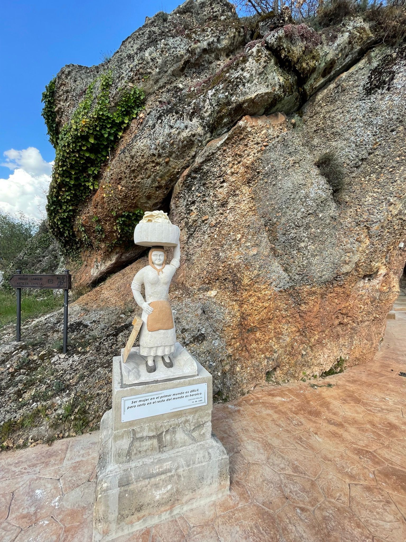 ESTATUA HOMENAJE A LA MUJER (1)