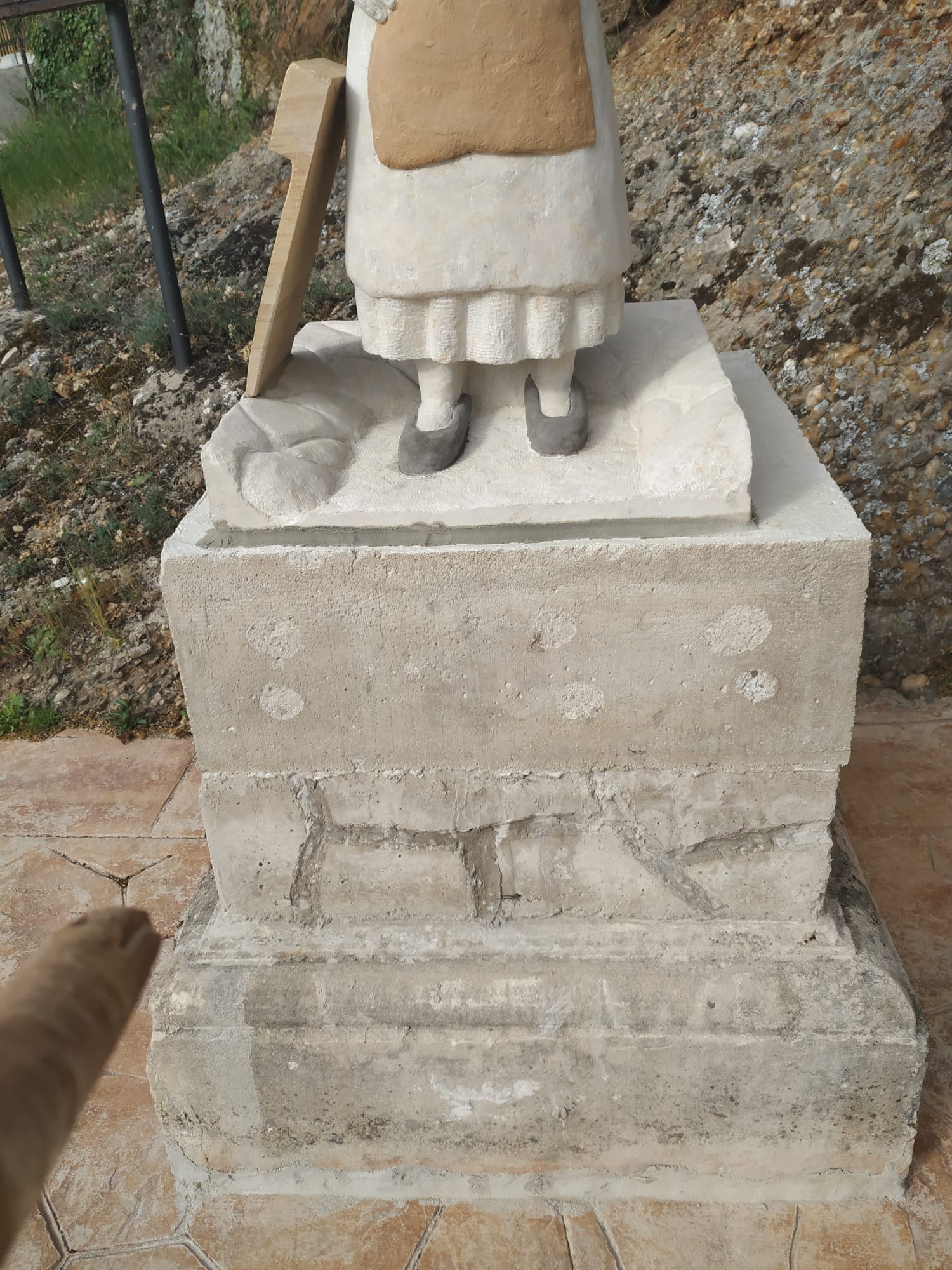 ESTATUA HOMENAJE A LA MUJER (3)