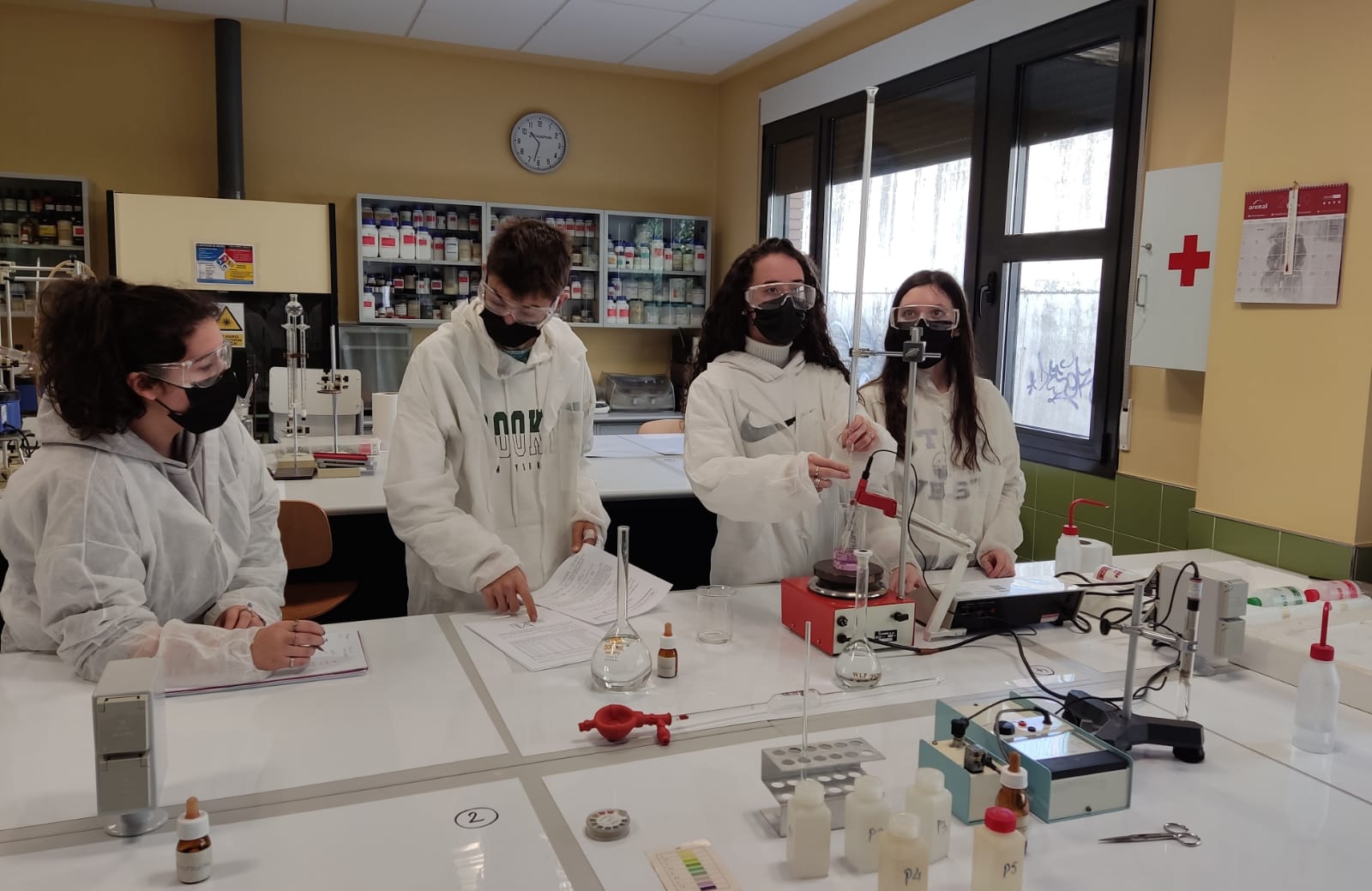 Alumnos en el laboratorio