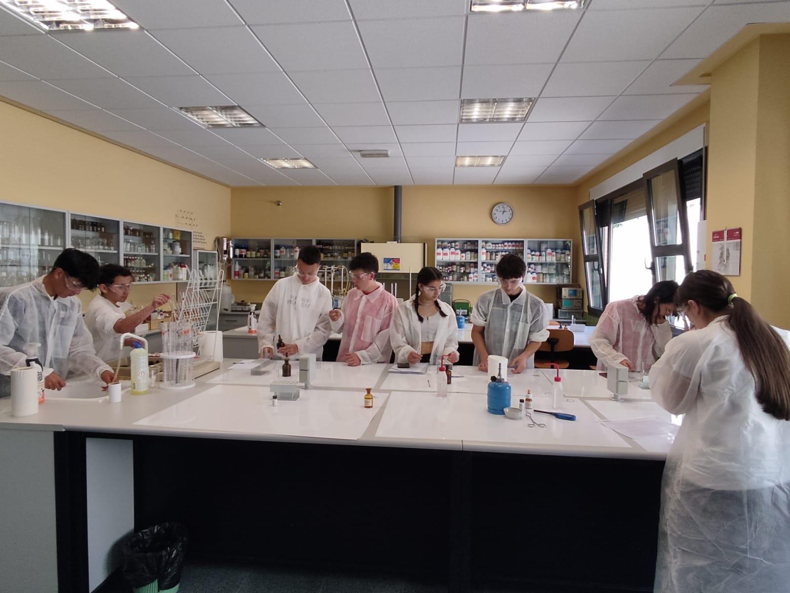 Alumnos en uno de los estupendos laboratorios