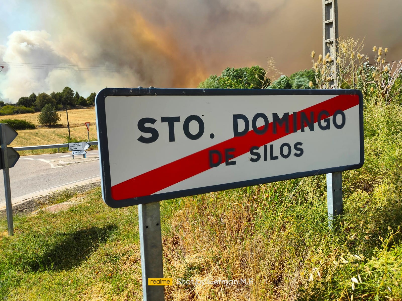 El fuego obliga a desalojar Silos en uno de los dos incendios descontrolados en la zona del Arlanza