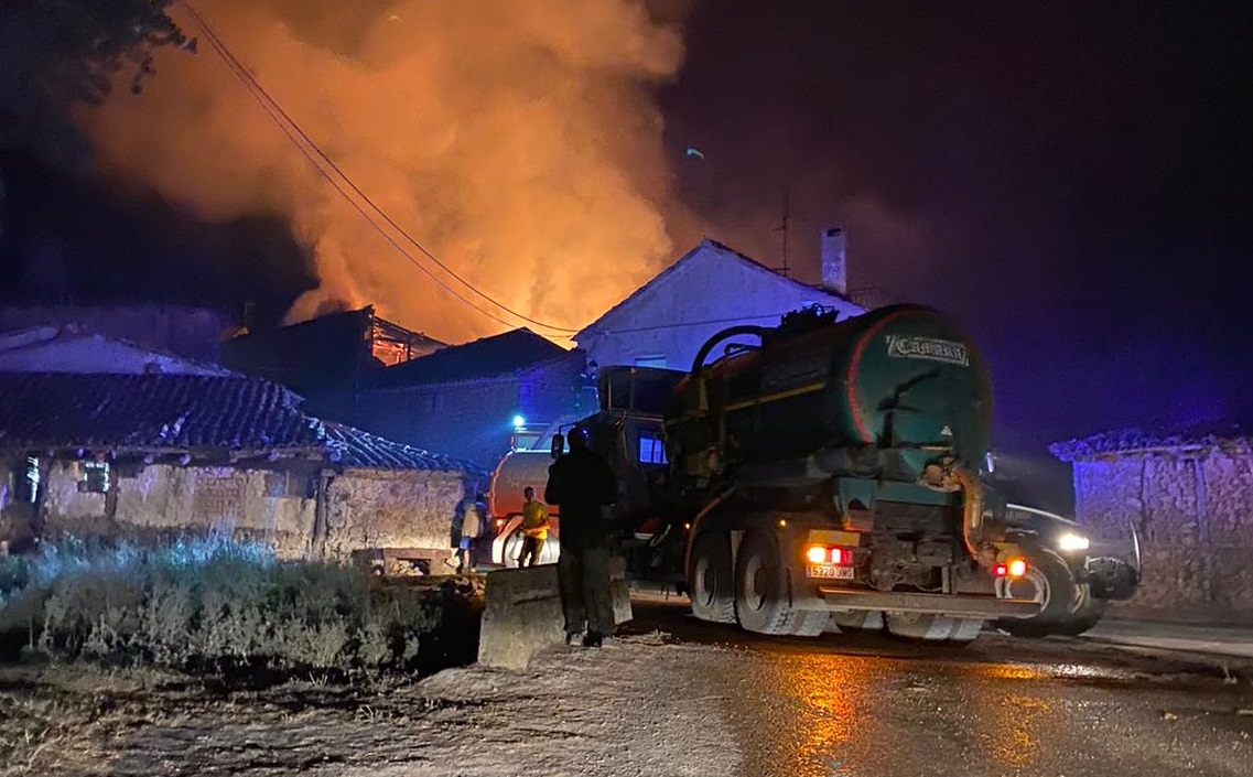 El fuego sigue incontrolado en el Arlanza y ha arrasado casas en Silos y Santibáñez