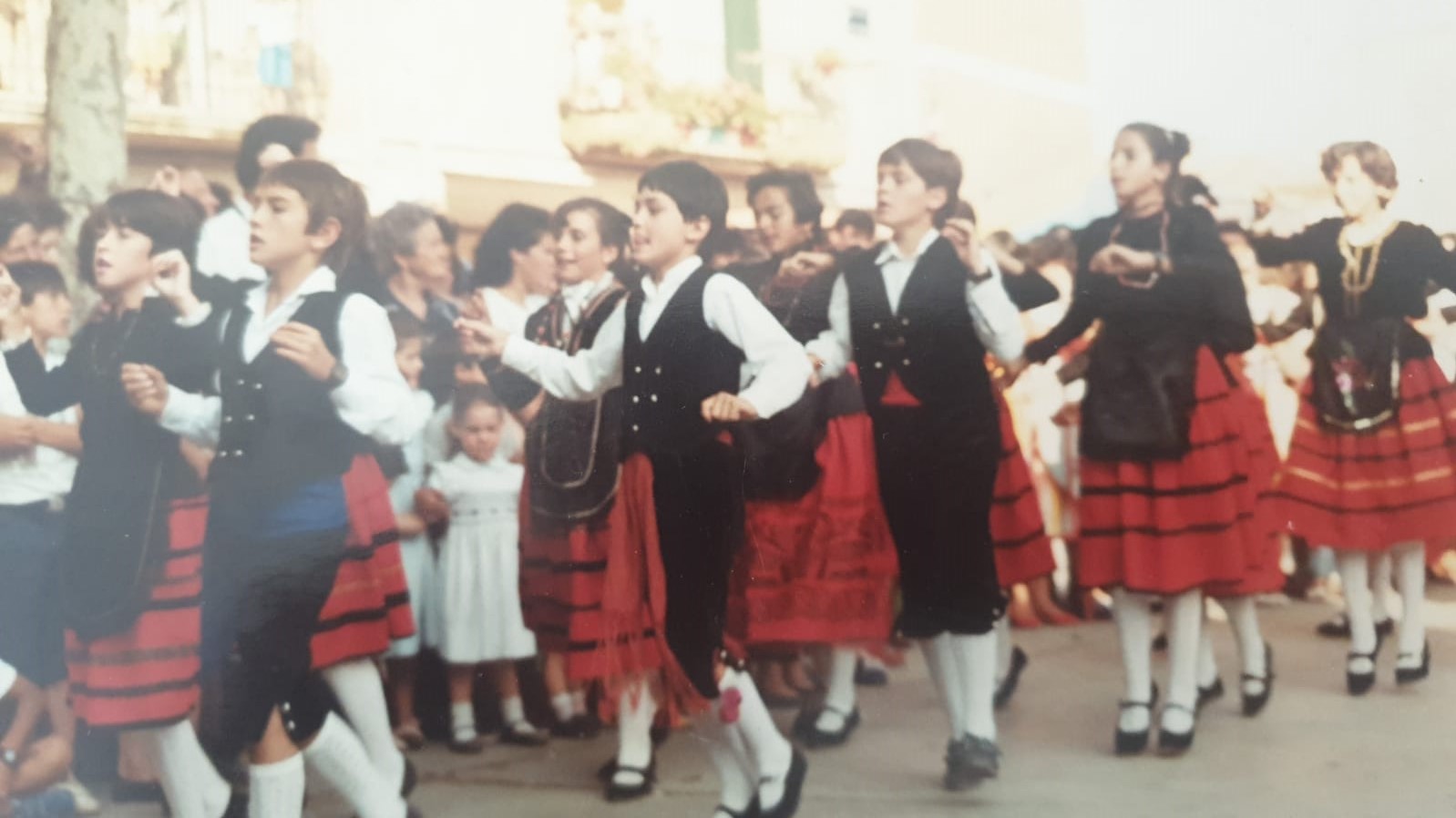 BAILANDO SERRANITAS