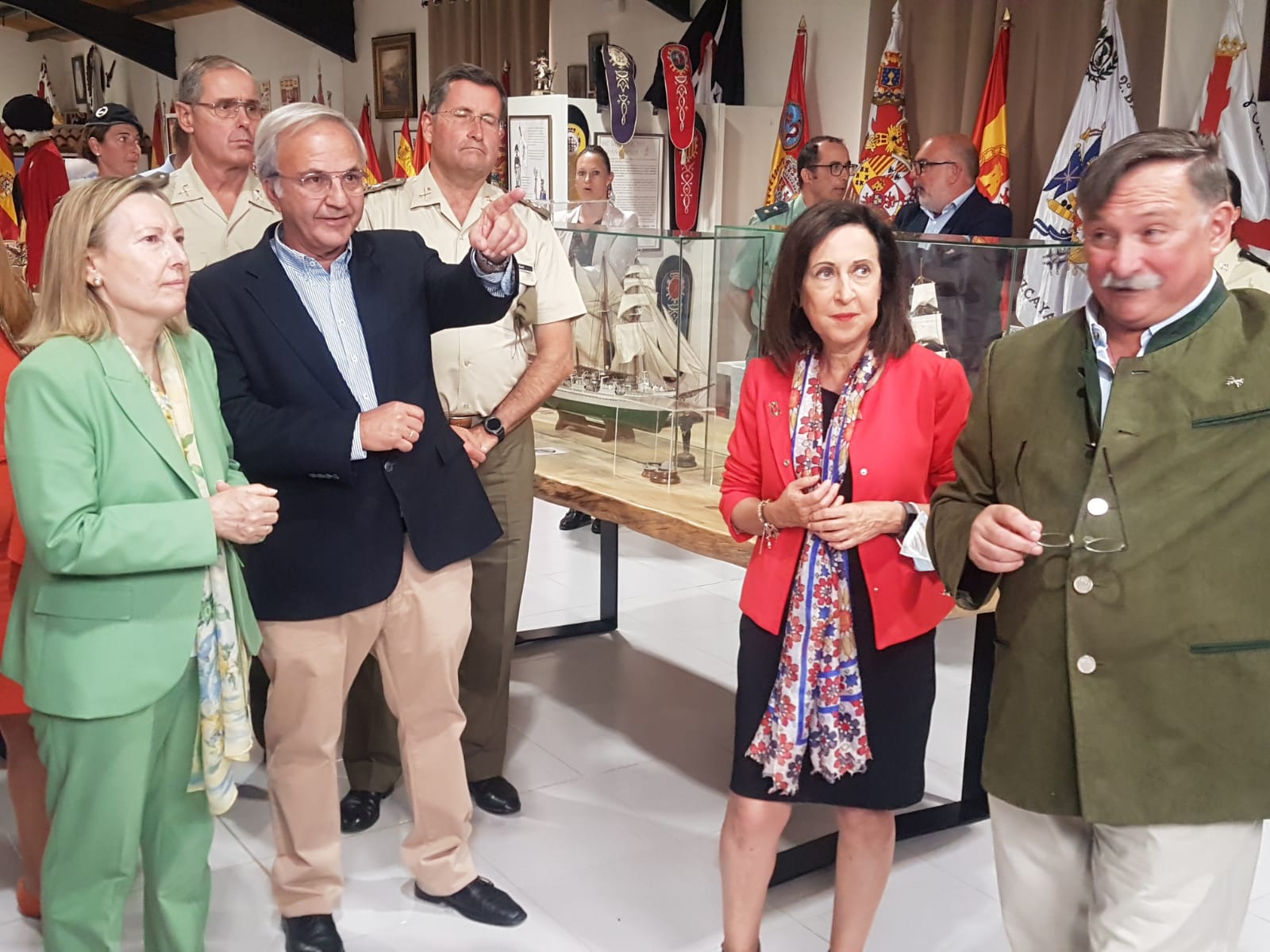La ministra de Defensa, Margarita Robles, visita la Sala Retógenes de Navaleno