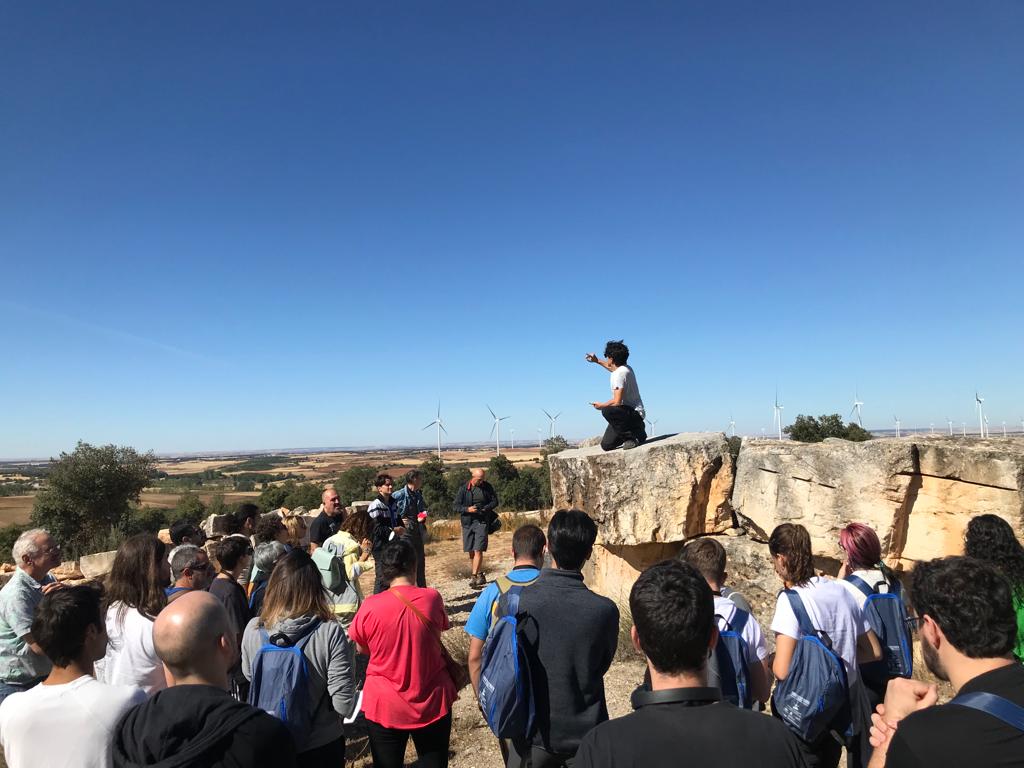 Pedro Huerta explica desde el exterior de la cantera de Hontoria