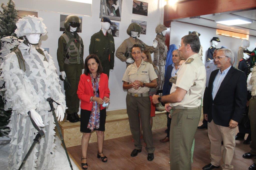 La directora  de la Guardia Civil visita la Sala Retógenes de Navaleno tras pasar por el Cuartel de San Leonardo