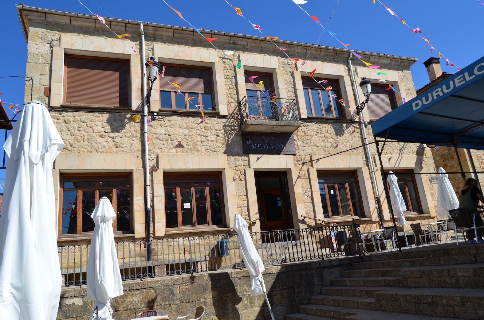Tres negocios abren en Duruelo: un bazar chino, un hotel cuatro estrellas y el bar La Sociedad