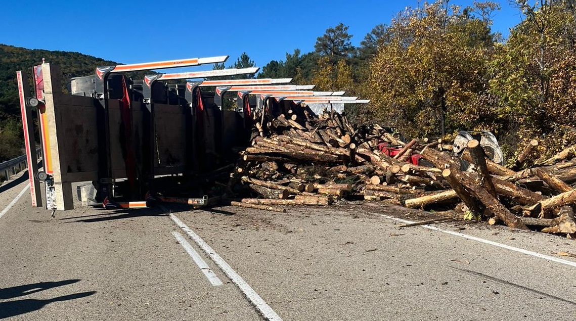 El vuelco de un camión cargado de madera obliga a cortar la carretera de Vinuesa a El Royo