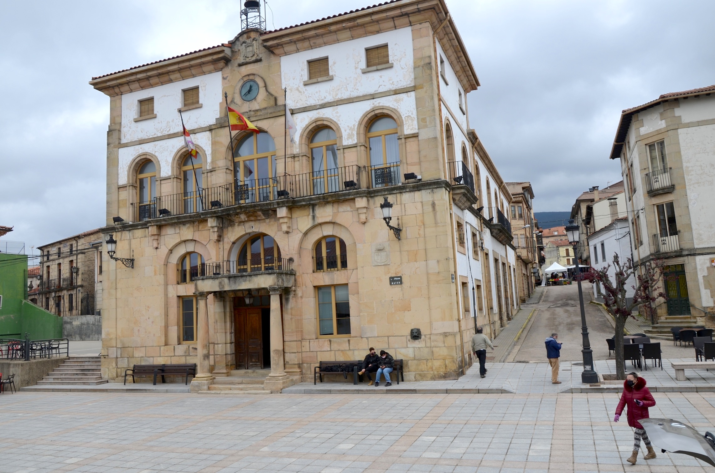 Covaleda concluye el retejado del Ayuntamiento y reparará la pintura de la fachada