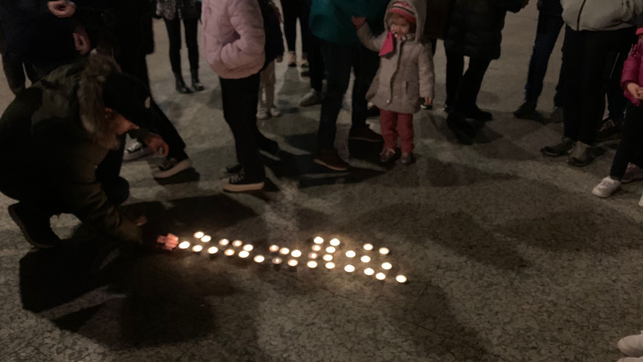 Encendido de velas, manifiesto y concentración en Duruelo de la Sierra en rechazo a la violencia contra la mujer