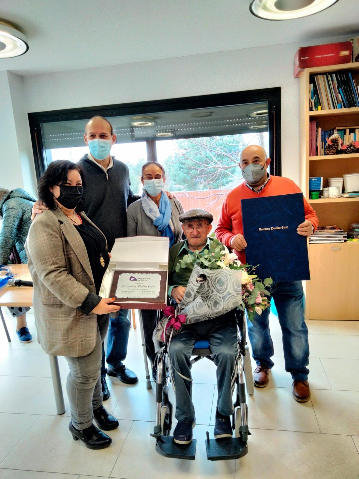 Aureliano Pinillos recibe el homenaje por sus 100 años, en la Residencia Cuna del Duero de Duruelo de La Sierra