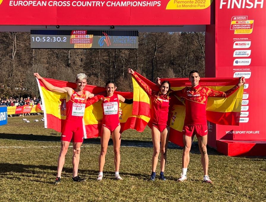 El burgalés Jesús Gómez  se cuelga la medalla de plata en el relevo mixto del Campeonato de Europa de Cross