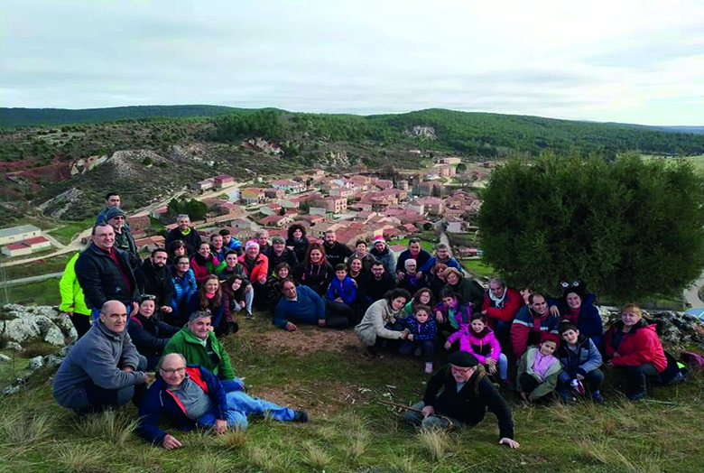 Vecinos de los 5 pueblos con Espeja al fondo