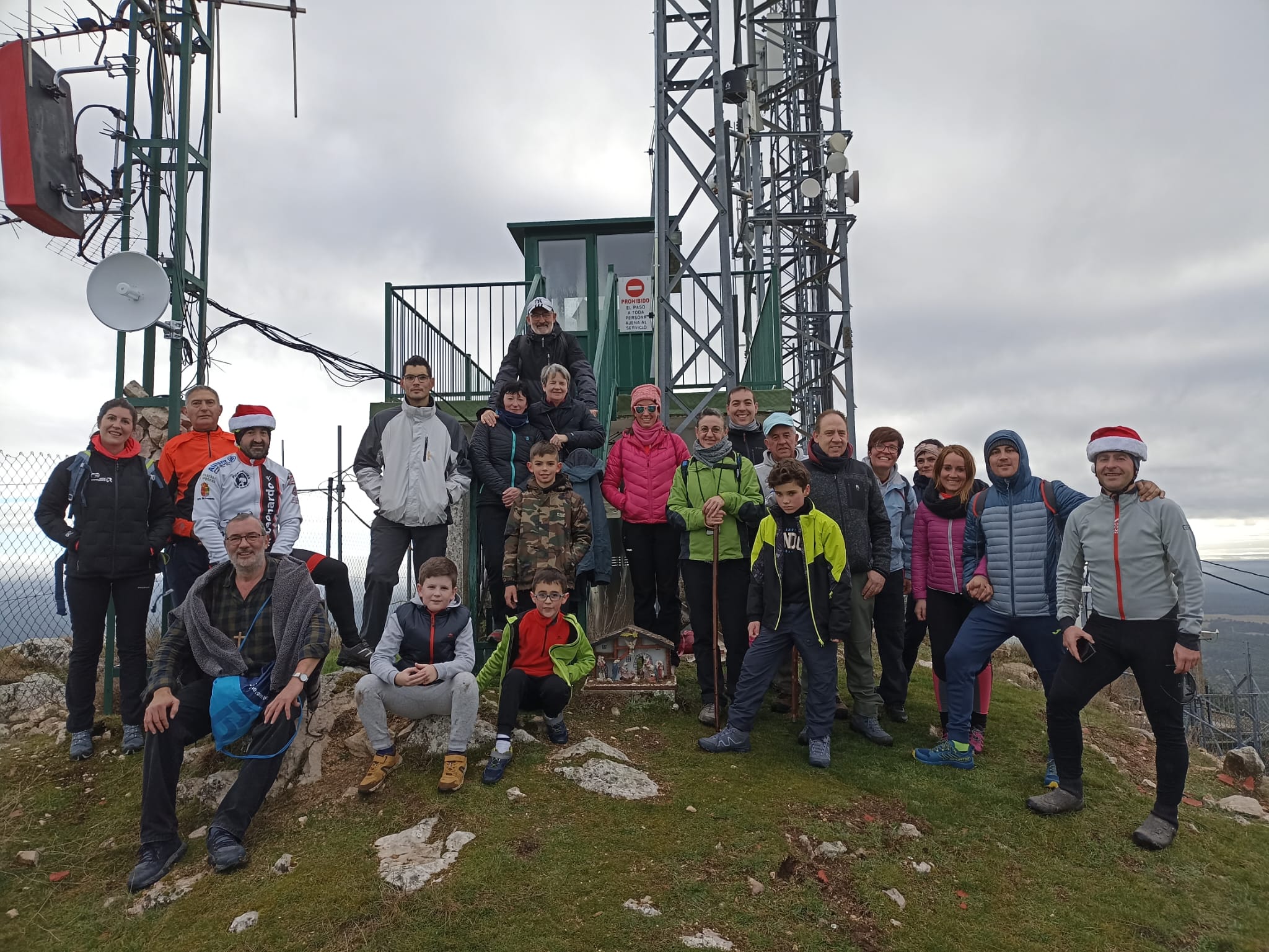 La colocación del Belén en el Pico de San Cristóbal arranca los actos navideños en San Leonardo de Yagüe