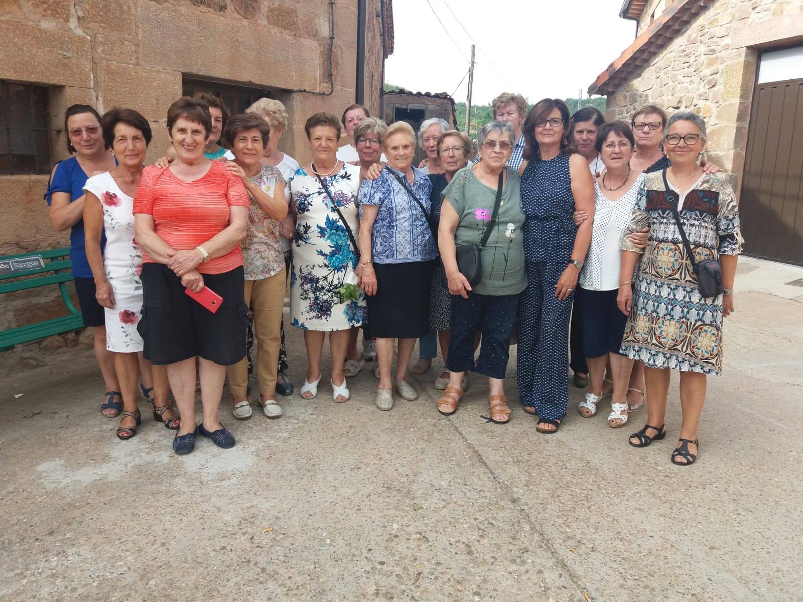 VECINAS DE CASTROVIDO EN FIESTAS