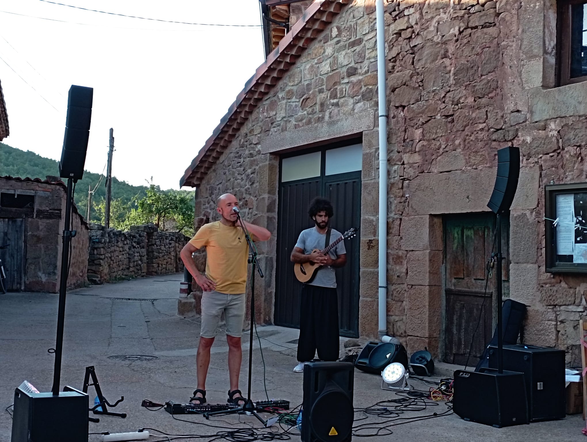 LUS ANDRES CONTRERAS PRESENTANDO EL CONCIERTO DE DANIEL GUANTES