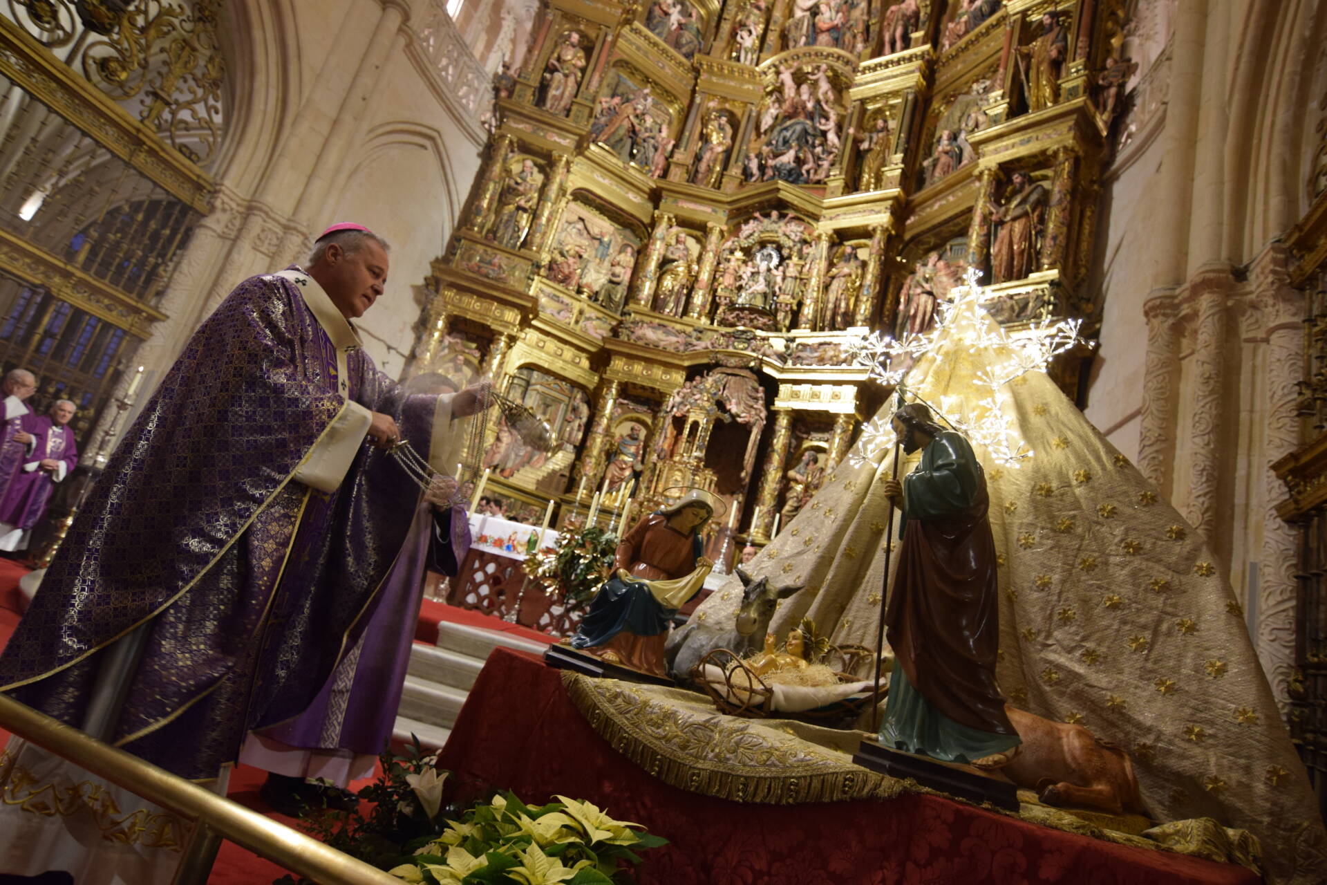Las Catredrales de Burgos y El Burgo y la iglesia de El Salvador en Soria  acogen las misas por la muerte de Benedicto XVI