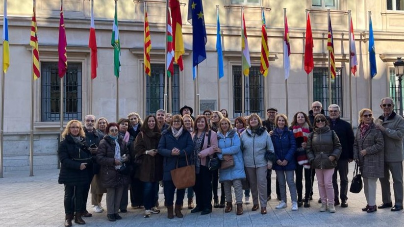 Un grupo de Hontoria y Pinares visita El Senado acompañados por Riansares Serrano