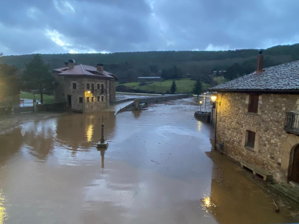 La crecida del Tera obliga al corte de la SO-820 en El Royo y el Duero inunda la plaza de Salduero