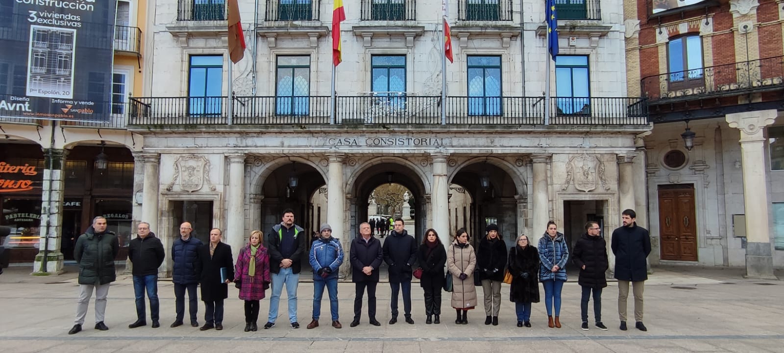 Instituciones, colectivos y vecinos muestran el rechazo a las dos últimas víctimas por la violencia machista en Valladolid