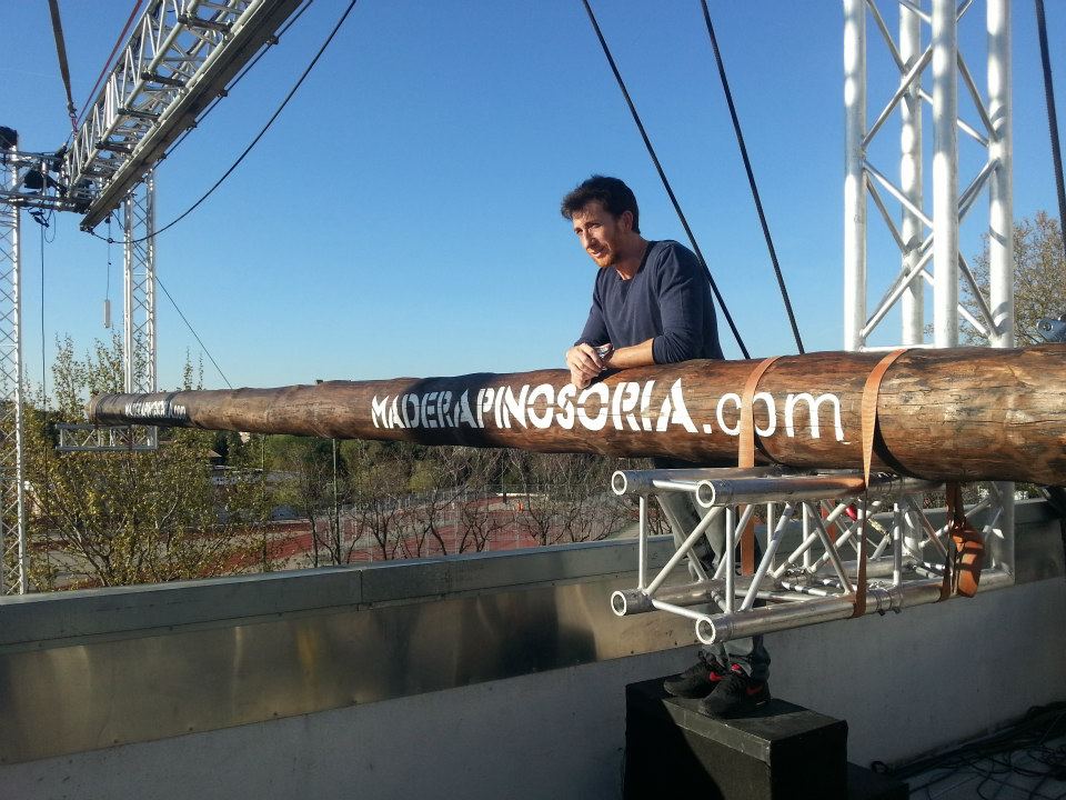 Pablo Motos con el pino mayo de Navaleno