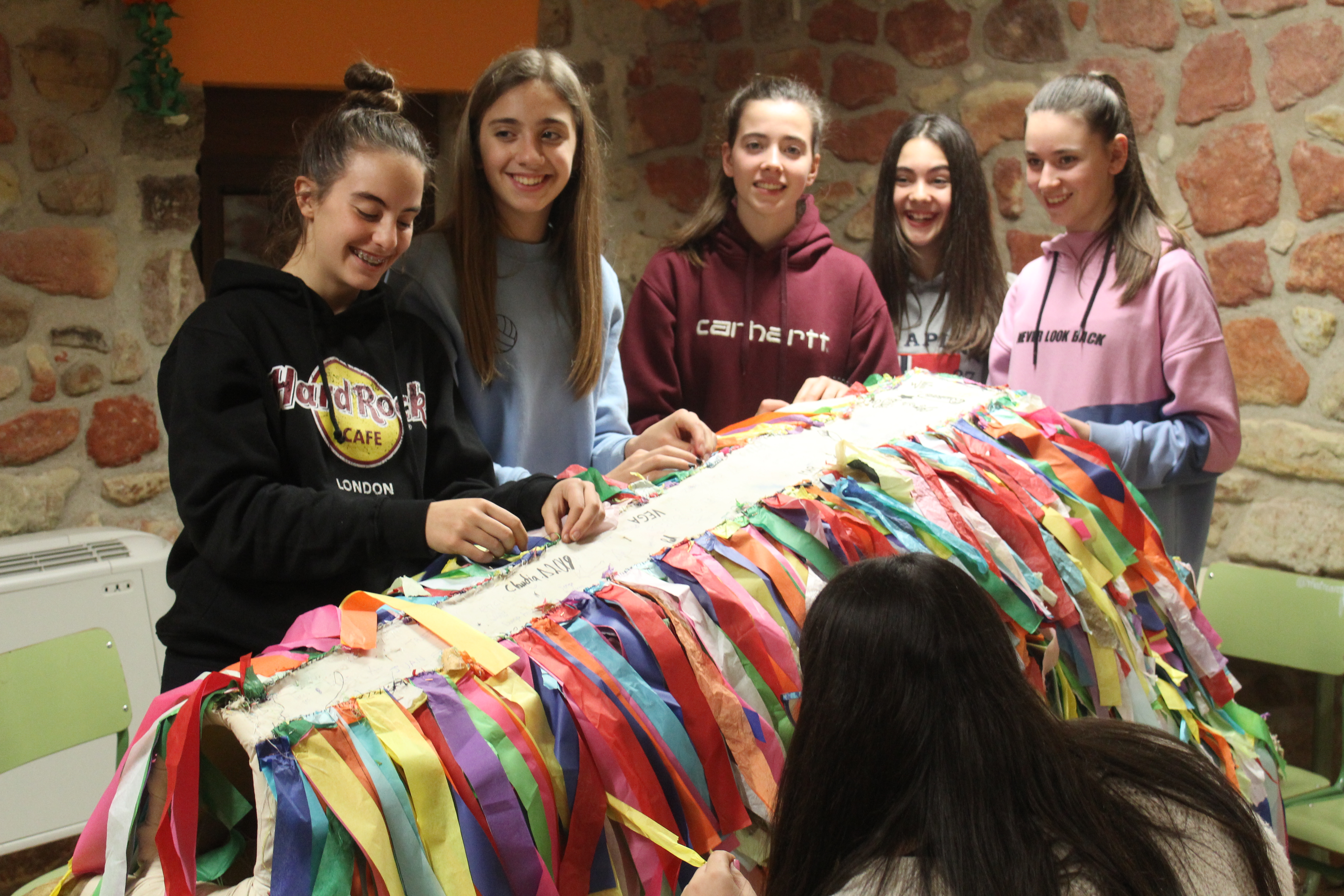 Chicas de Hacinas colgando cintas a La Curra