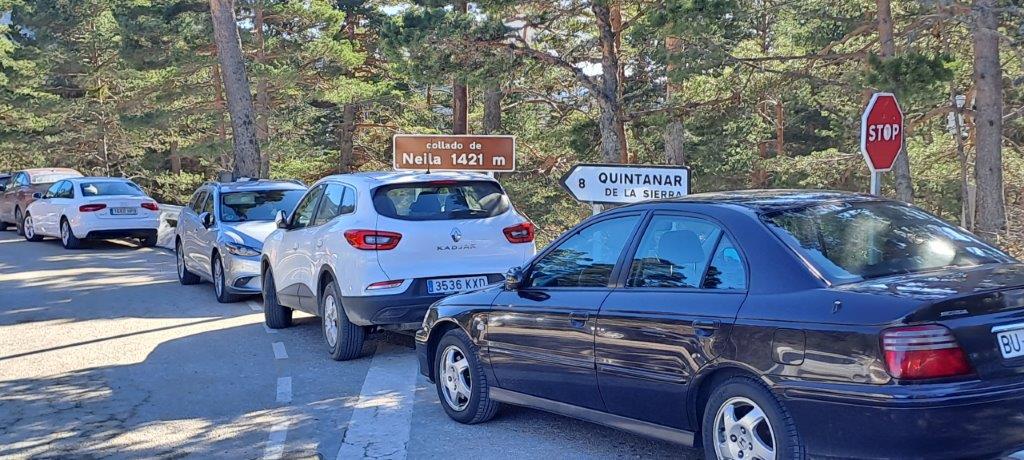 Coches aparcados en El Collado de Neila al no poder subir a Las Lagunas por la nieve y el hielo