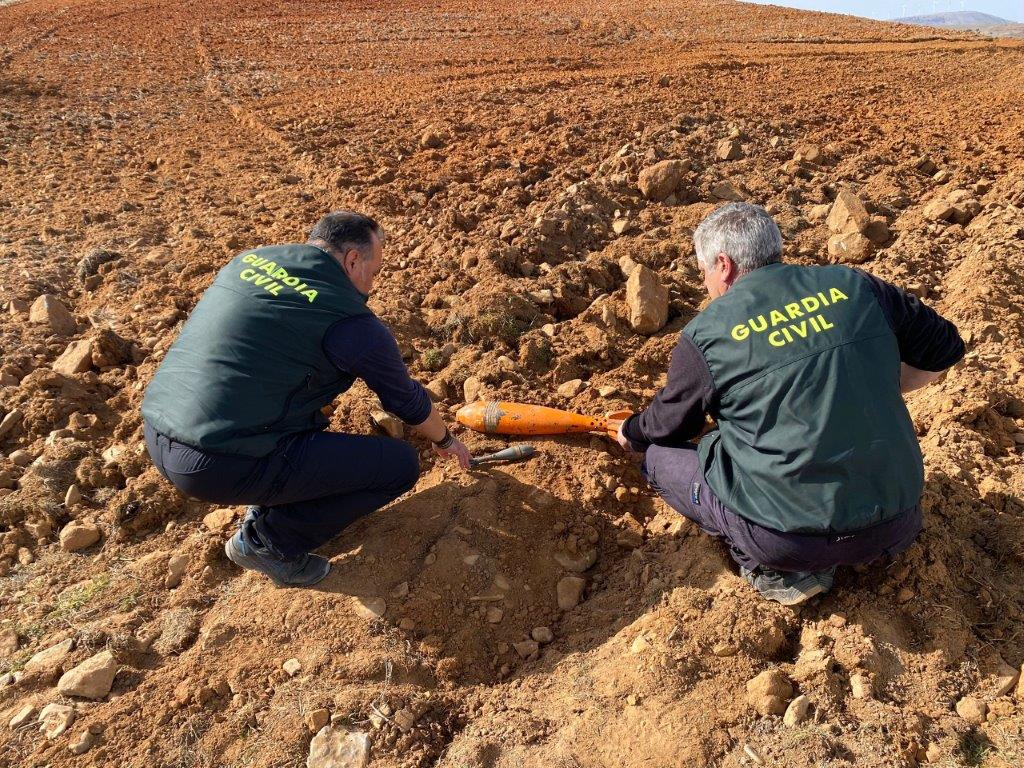 La Guardia Civil detona dos granadas de mortero de la Guerra Civil, utilizadas como ornamento en una vivienda