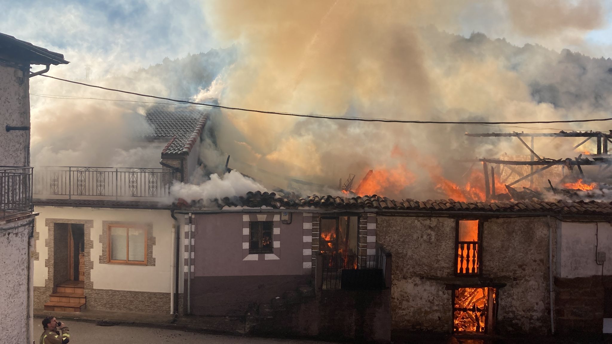 El fuego calcina cuatro casas contiguas en el centro de Cabrejas del Pinar
