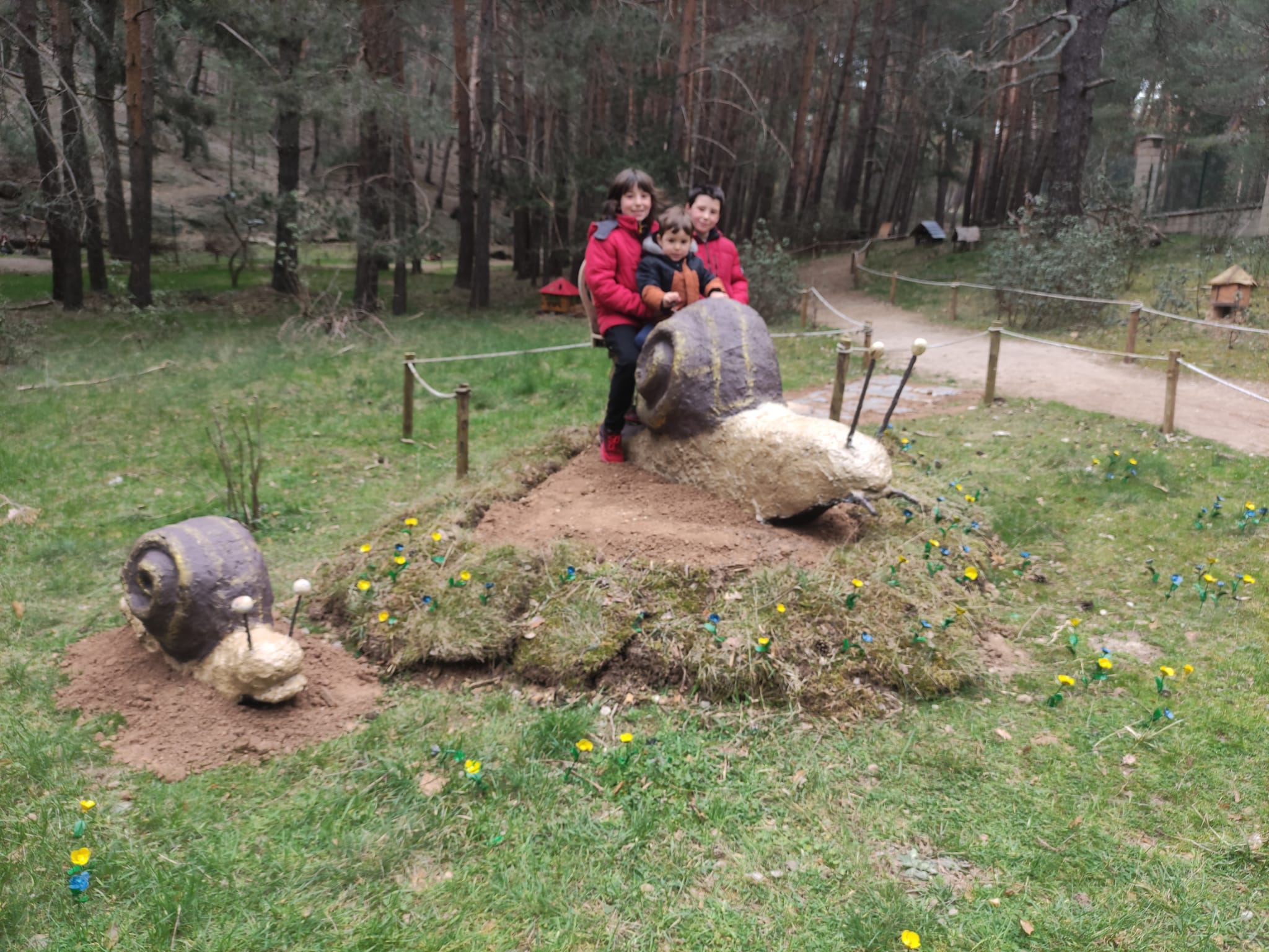 Érik, Izan y Gael disfrutando de los nuevos caracoles.