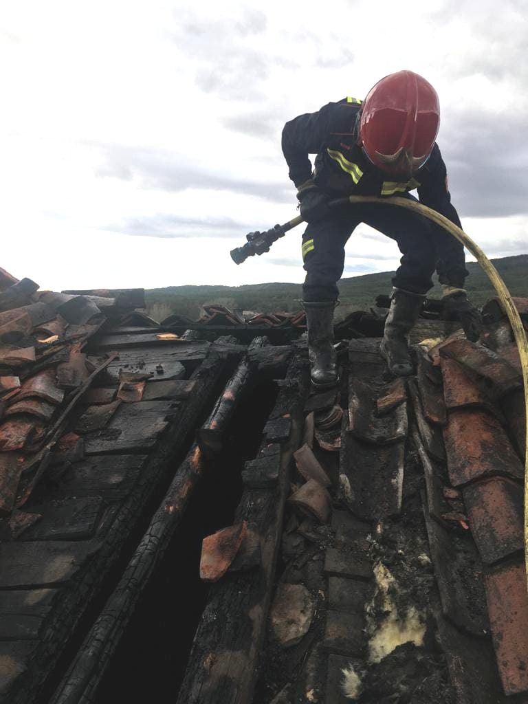 La rápida intervención de los bomberos de Quintanar evita la extensión del fuego en  el tejado de una vivienda