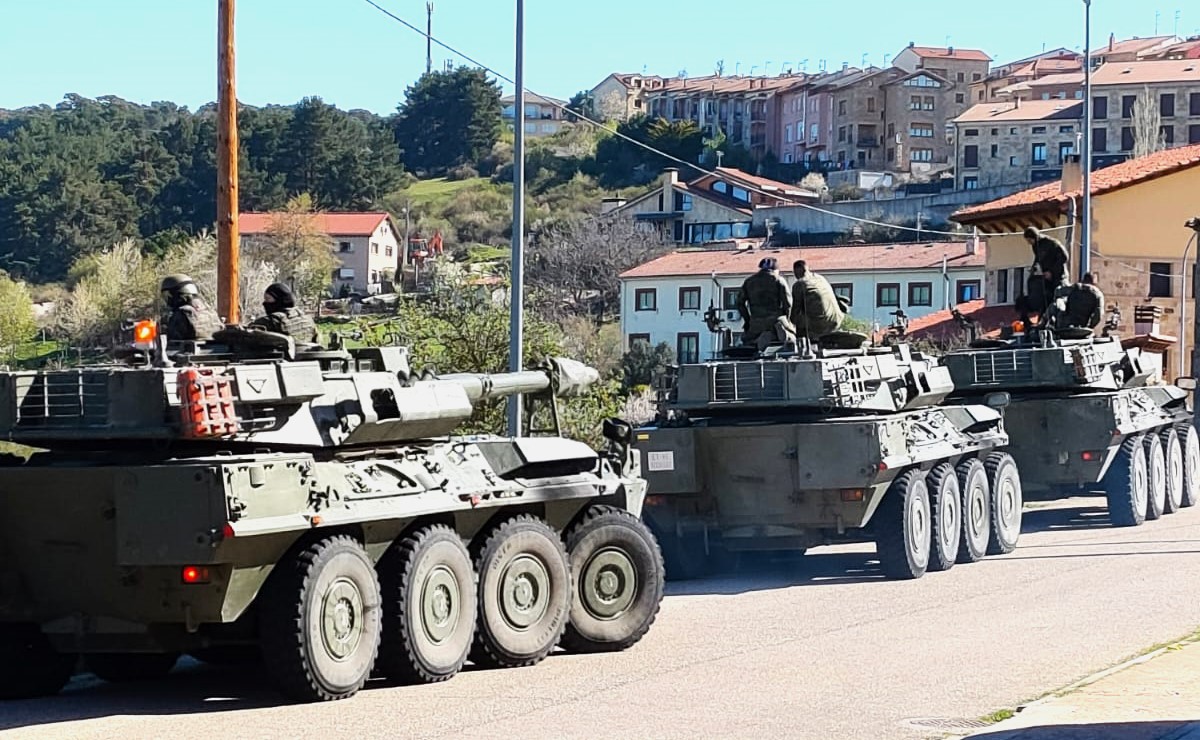 Los tanques del Ejército llaman la atención de los vecinos de Quintanar de la Sierra