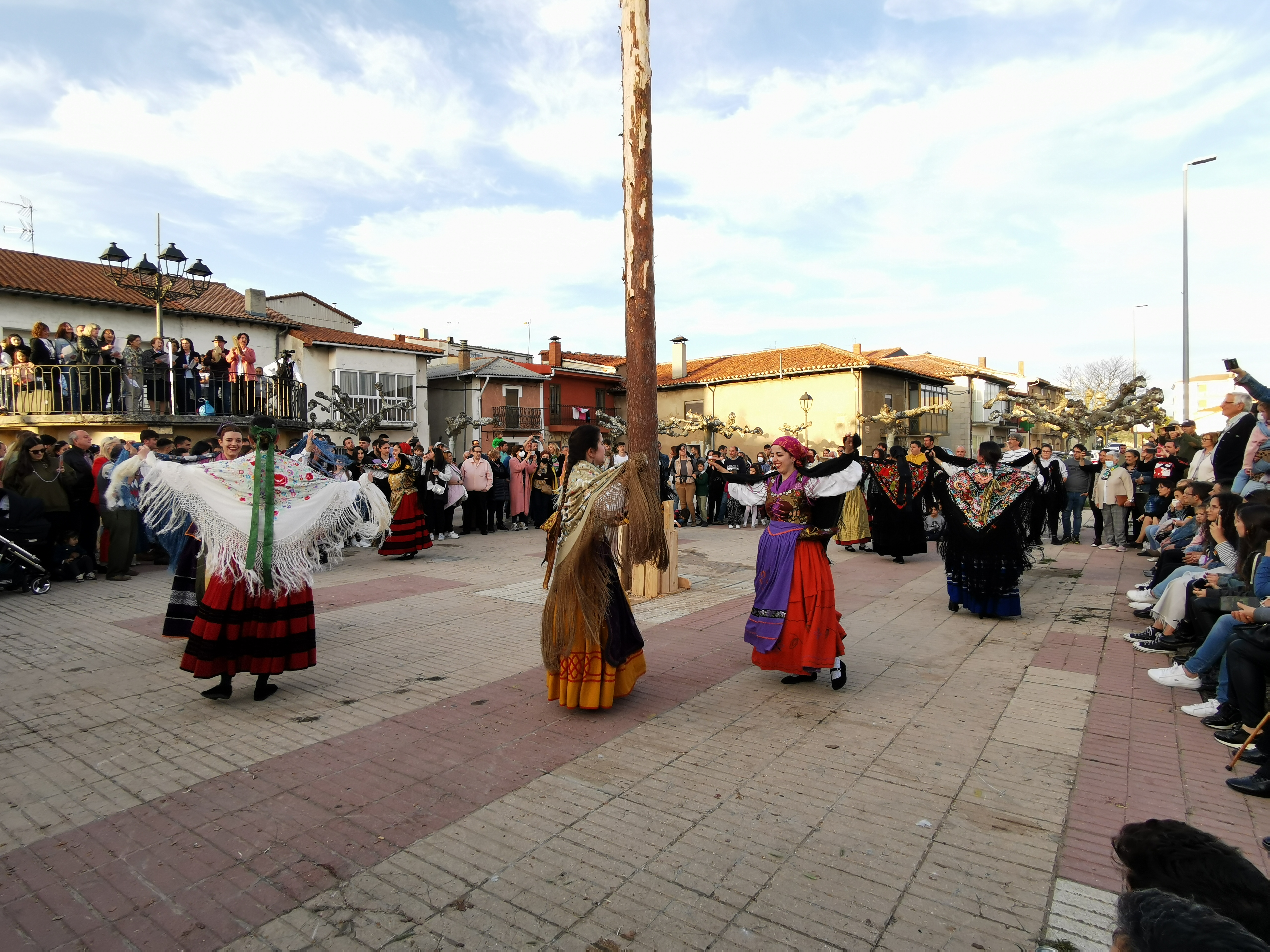 Mozas de Hontoria bailando al Mayo