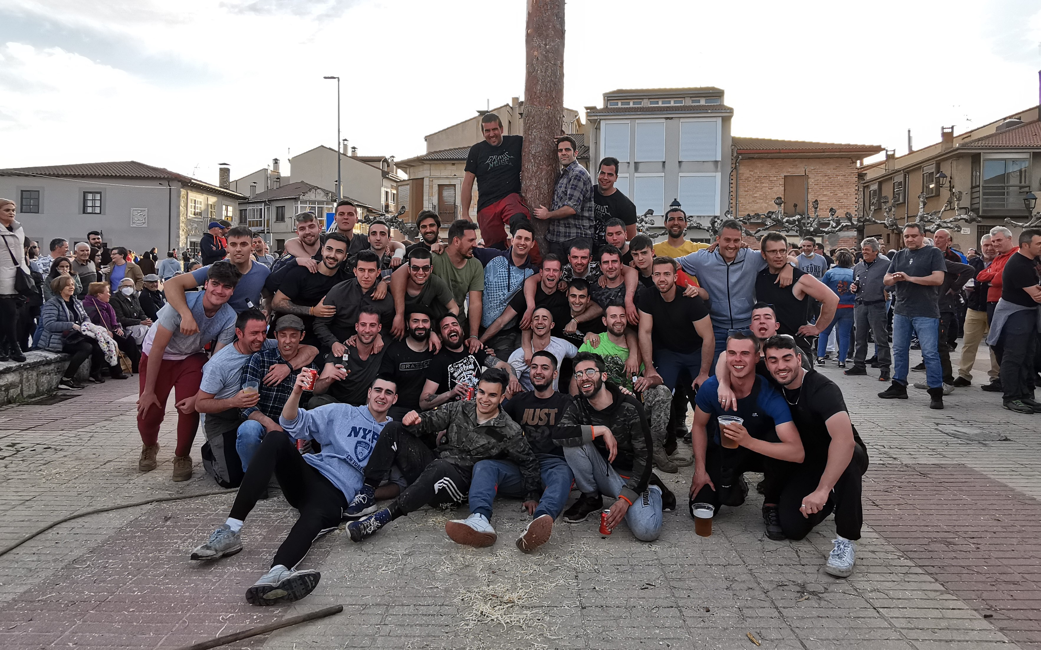 Mozos de Hontoria tras la pingada