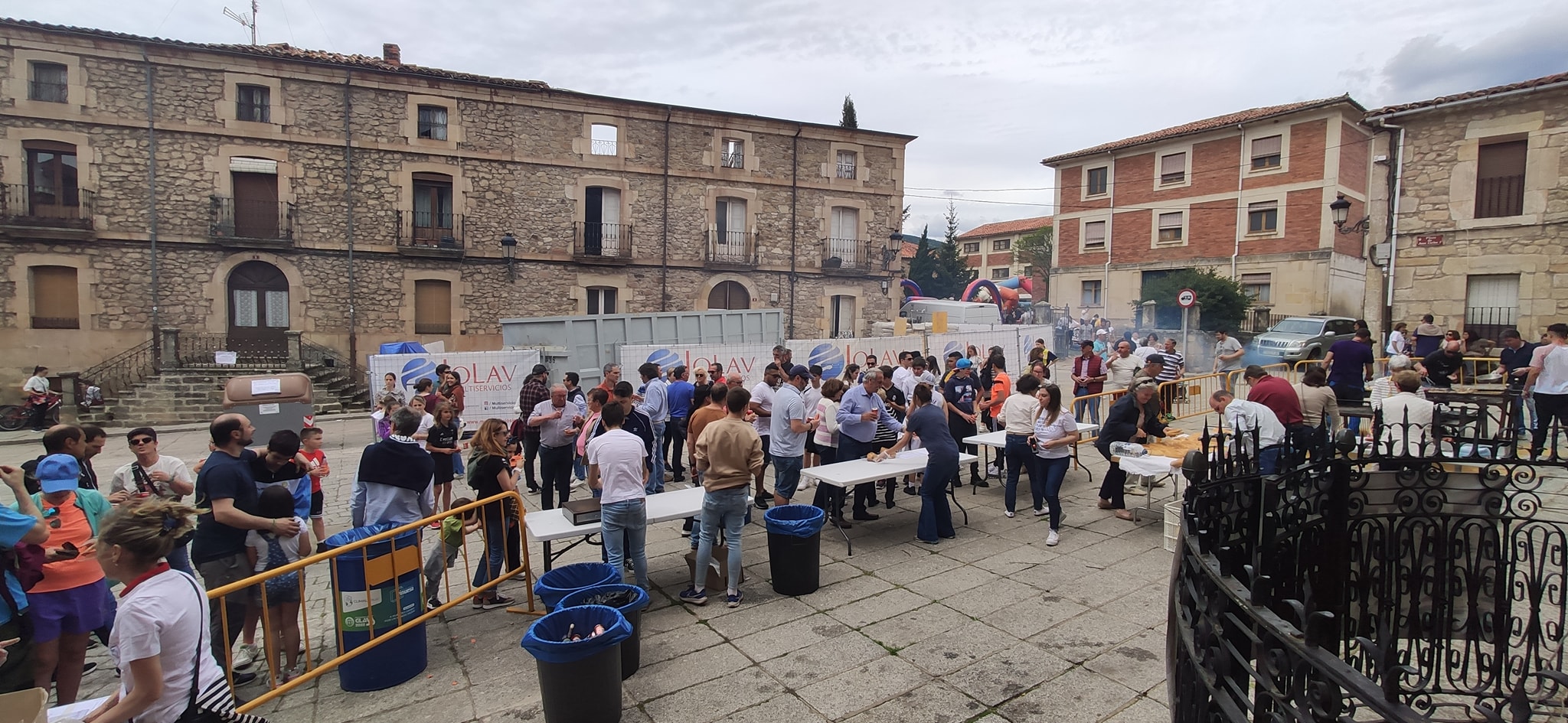 Gran respuesta vecinal a la parrillada solidaria en Vinuesa para proyectos Manos Unidas