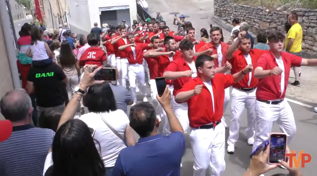 Peña El Mayo de los mozos bailando a la Virgen