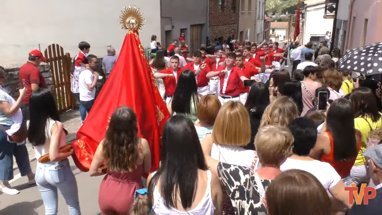 Procesión por las calles de Espejón
