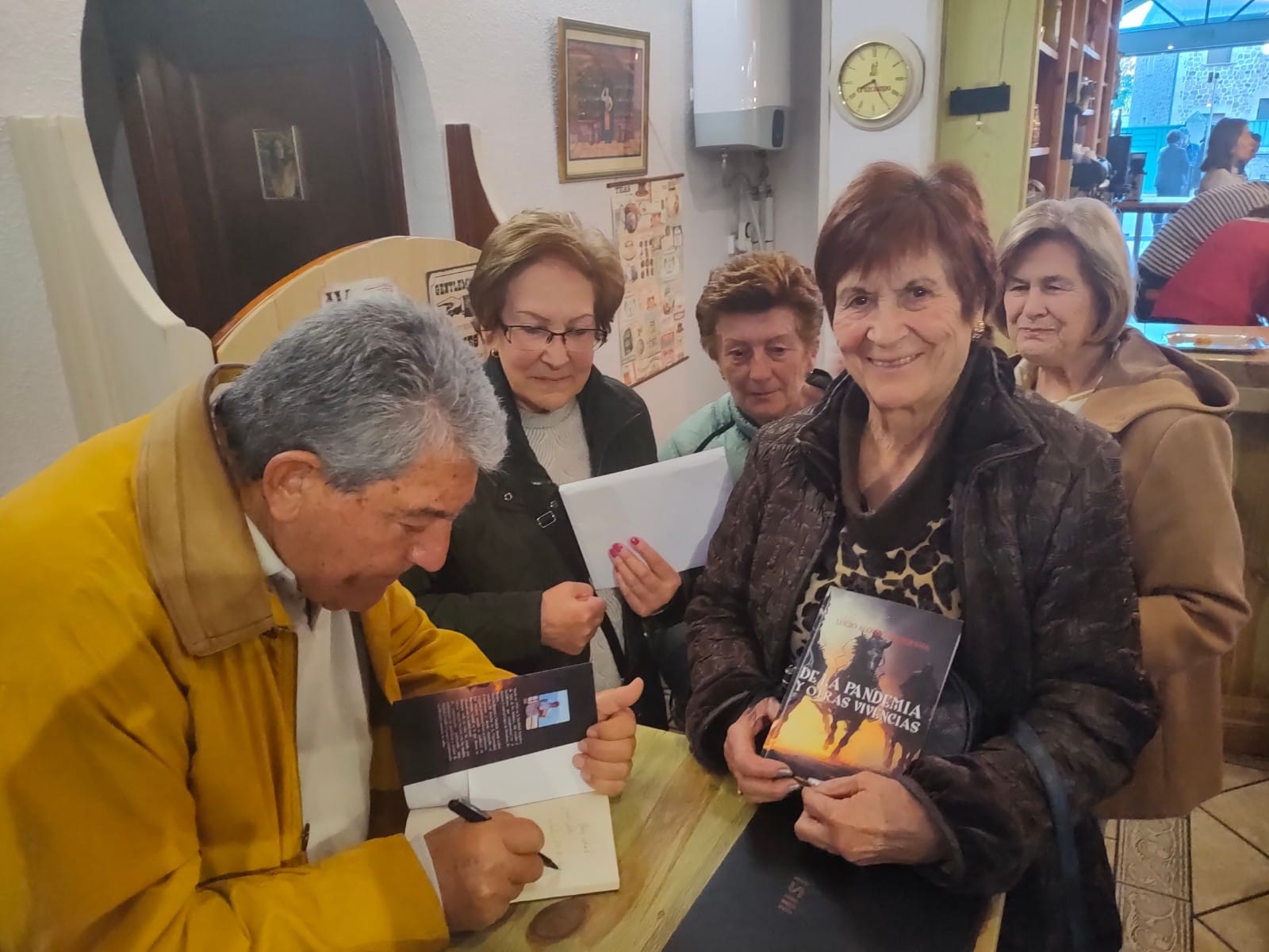 El escritor serrano Lucio Alonso Marquina presenta con enorme éxito su libro "De la Pandemia y otras Vivencias" en la Cafetería las Nubes de Salas de los Infantes