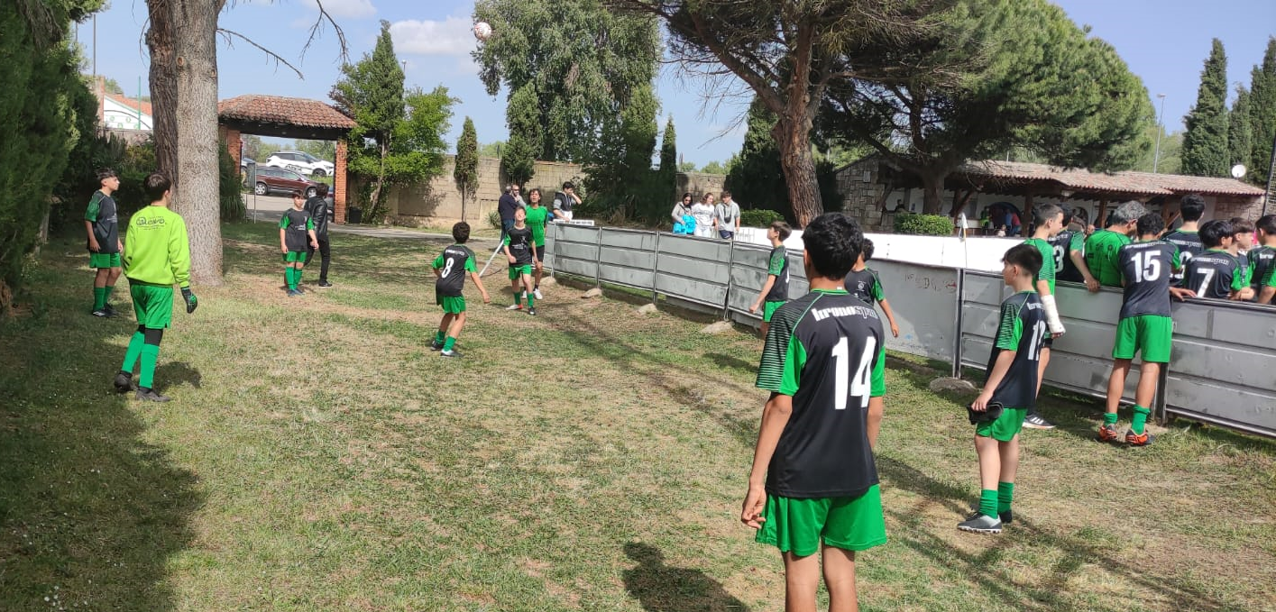 Infantil B en el calentamiento previo al partido