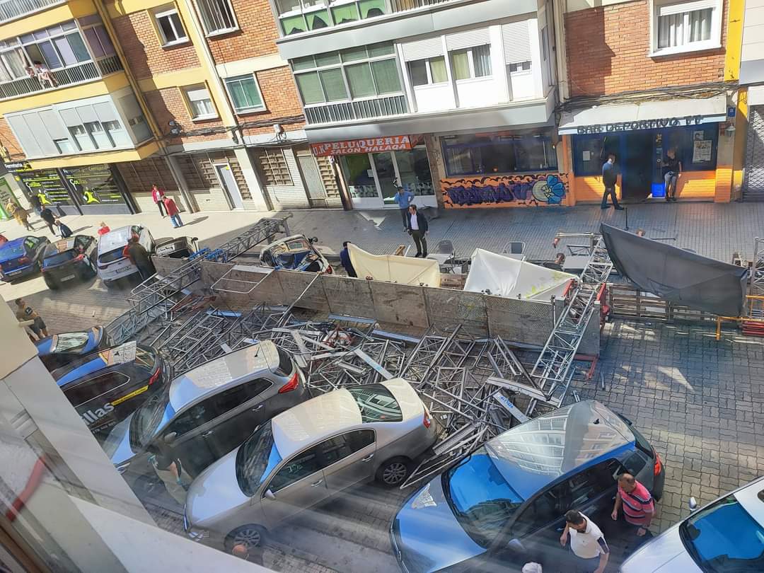 Cae un andamio en Burgos y destroza varios coches