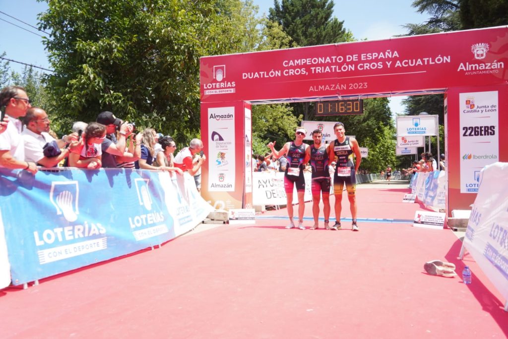 Podium-Masculino-Triatlon-Cros-FETRIAlmazan-meta-1024x684