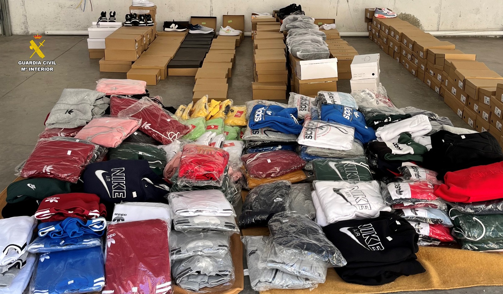 La Guardia Civil interviene 250 prendas y calzado presuntamente falsificado en un mercadillo en San Leonardo de Yagüe