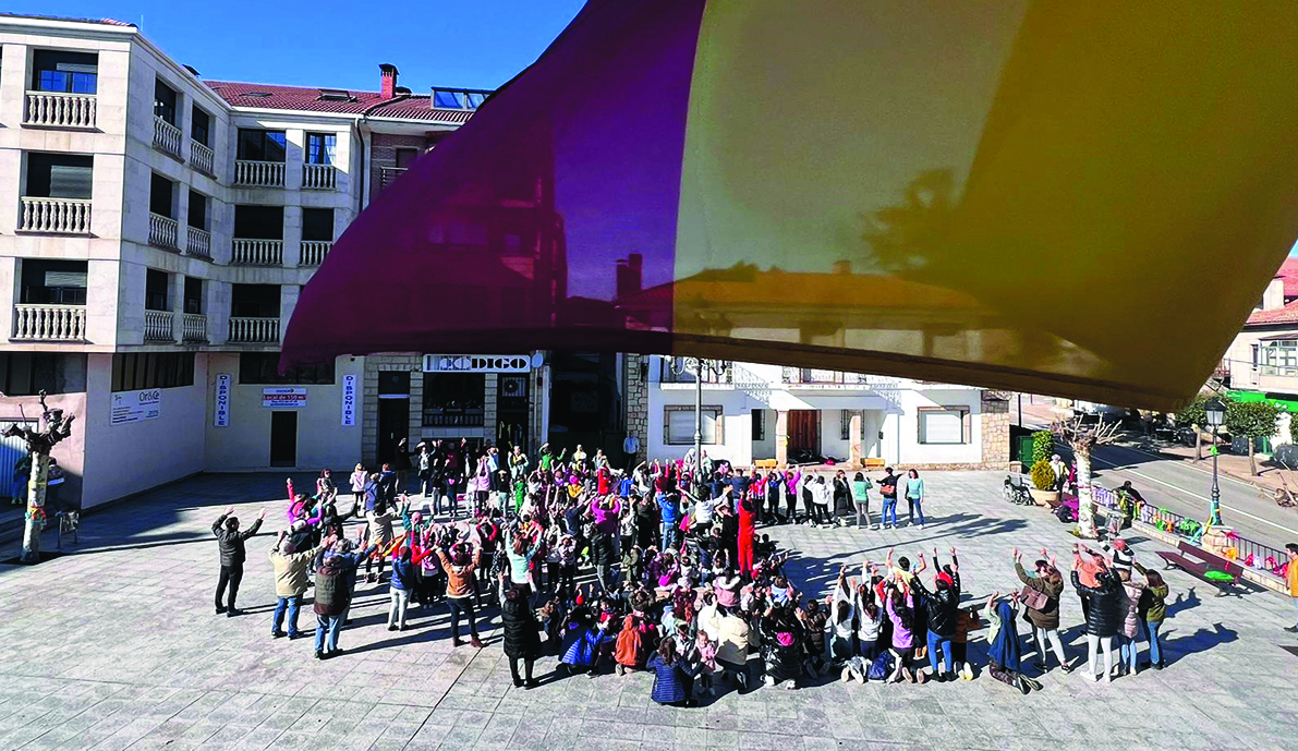 Convocatoria en la Plaza Mayor de San Leonardo