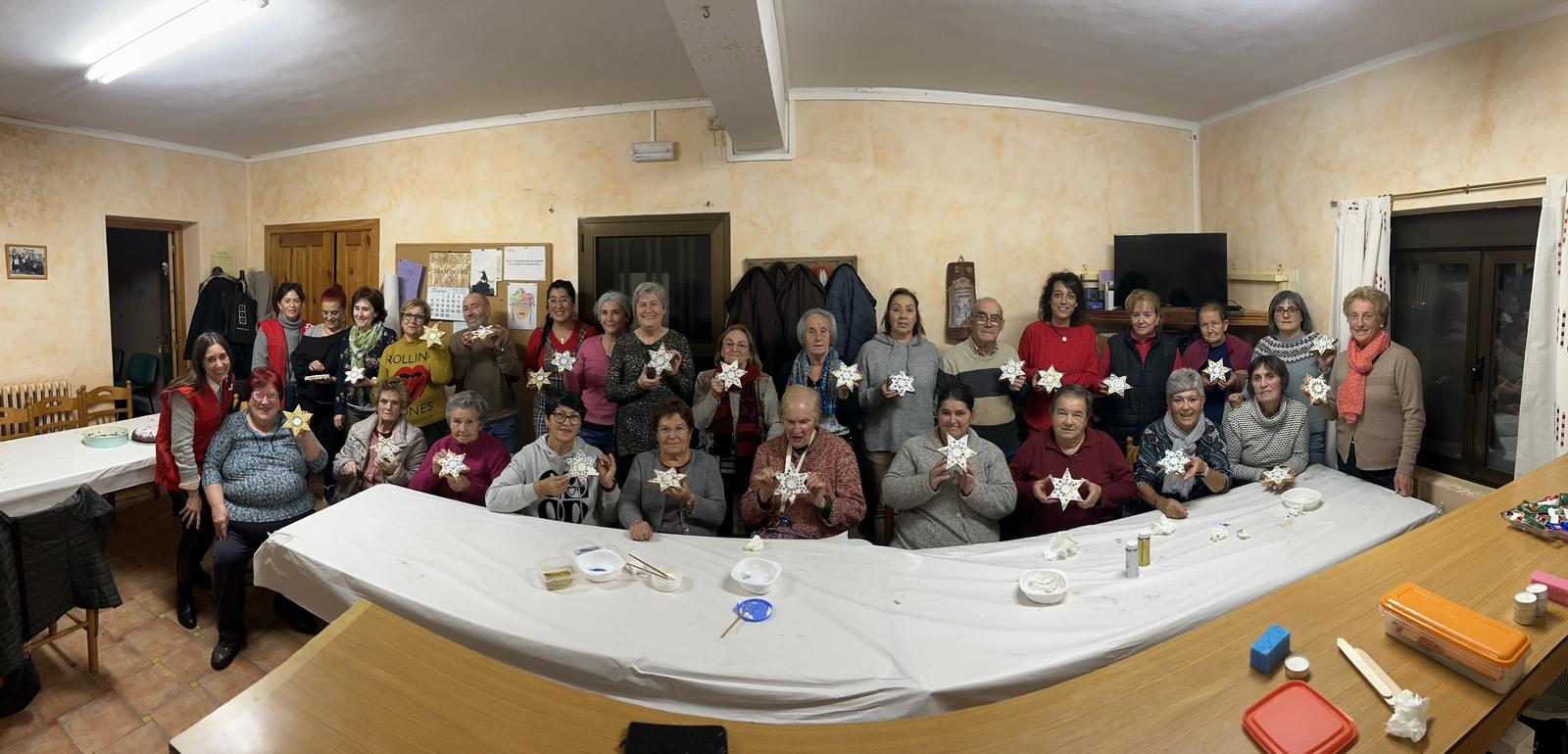 El taller de adornos navideños lo impartieron voluntarios de la Cruz Roja