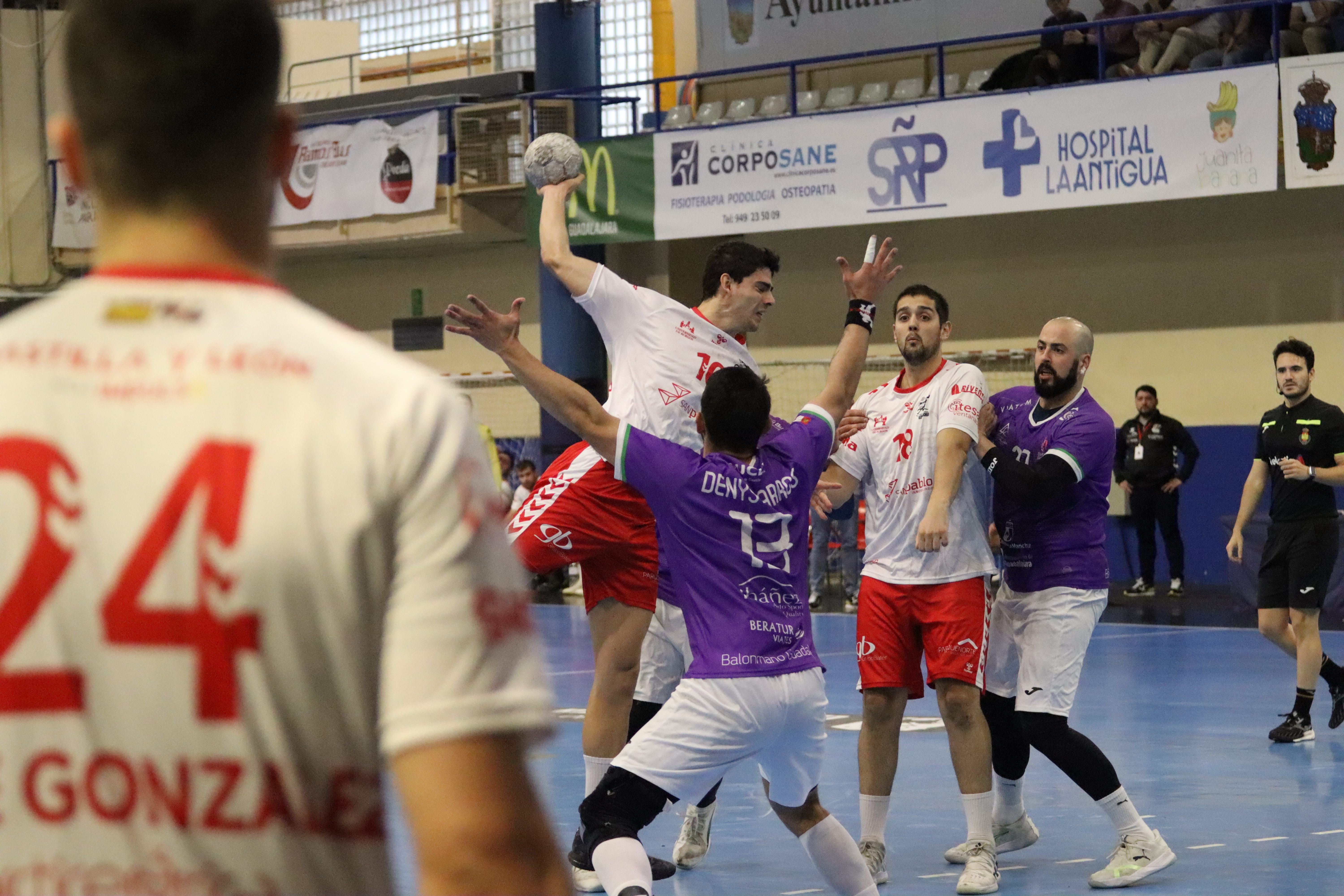 El UBU San Pablo Burgos asalta la pista del líder y se lleva una gran victoria ante Balonmano Guadalajara (29-30)